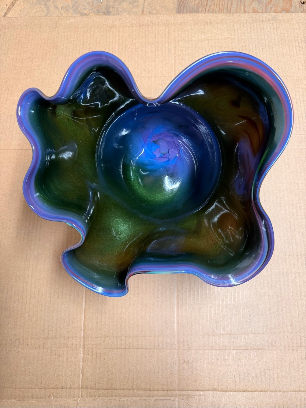 Huge 15” signed The Glass Hive Oregon Hand Blown Ruffled Ribbon Art Glass Bowl - Picture 15 of 16